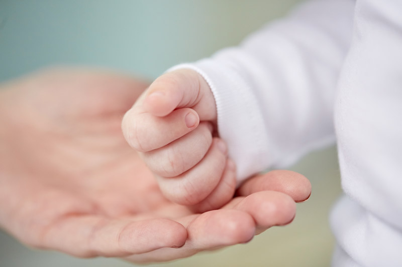 Οι συχνές αγκαλιές στα μωρά τους προκαλούν θετικές γενετικές αλλαγές